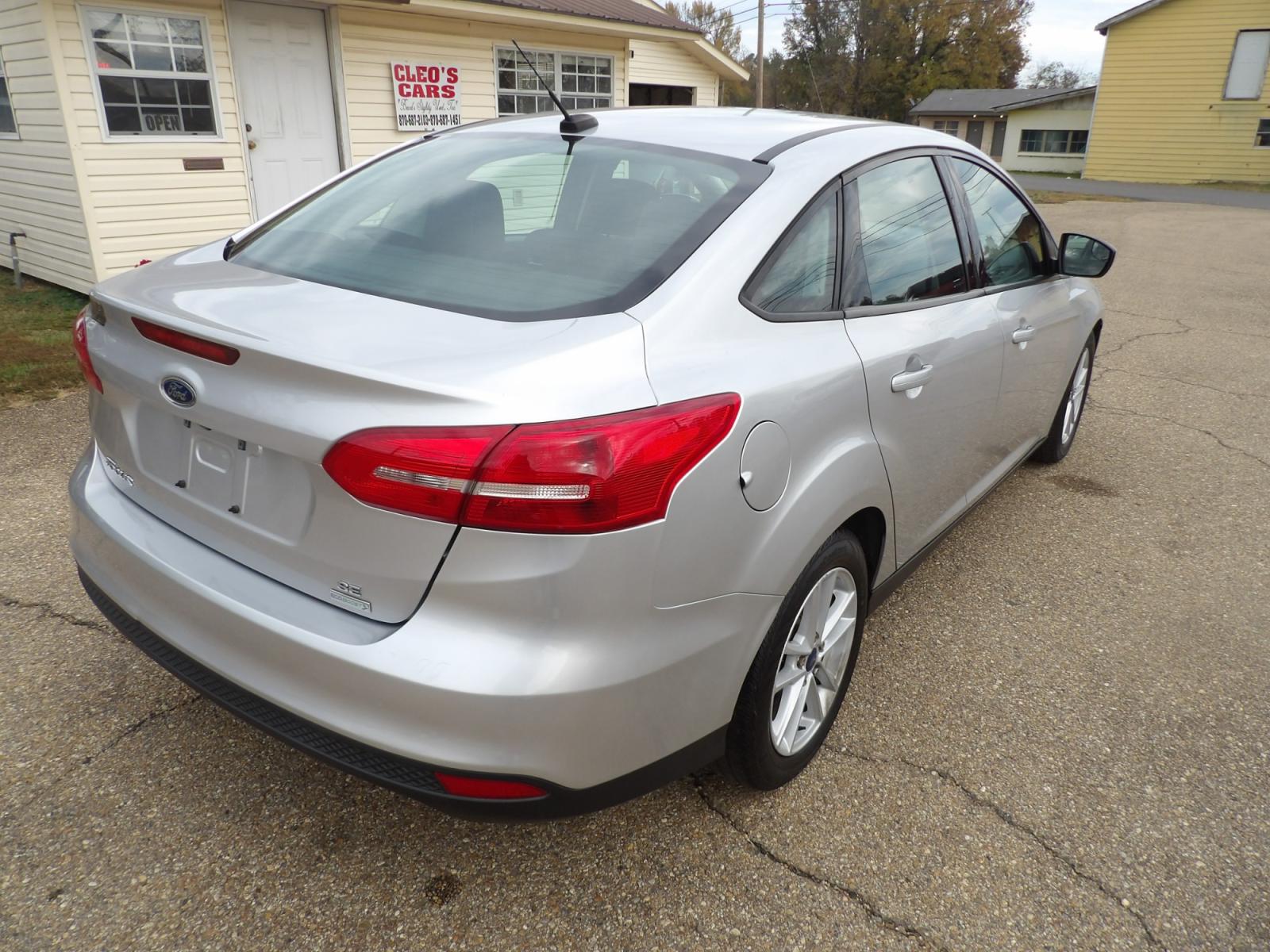 2018 Ingot Silver Metallic /Black Ford Focus SE (1FADP3FE4JL) with an 1.0L engine, automatic transmission, located at 401 First NE, Bearden, AR, 71720, (870) 687-3414, 33.726528, -92.611519 - Photo #18